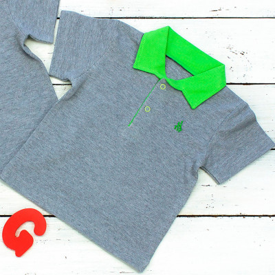 Футболка поло с зеленым воротом