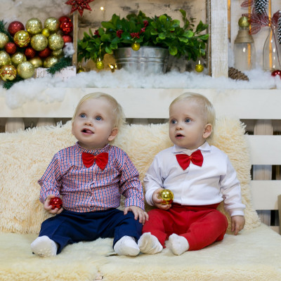 Красные штаны и рубашка с бабочкой