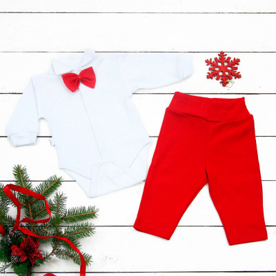 Красные штаны и рубашка с бабочкой