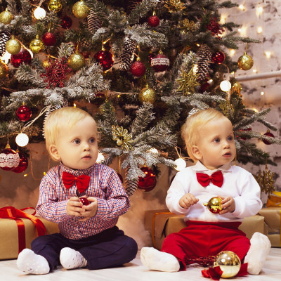 Синие штаны и боди в клетку и бабочкой