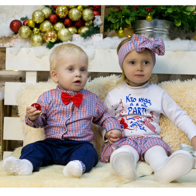 Синие штаны и боди в клетку и бабочкой