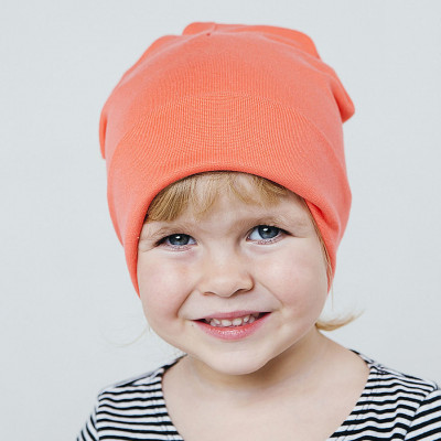 Удлиненная шапка кораллового цвета