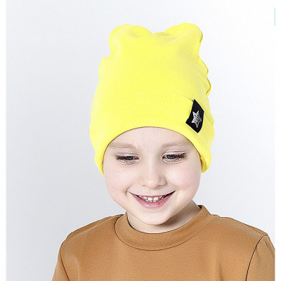 Ярко-желтая шапка с ушками