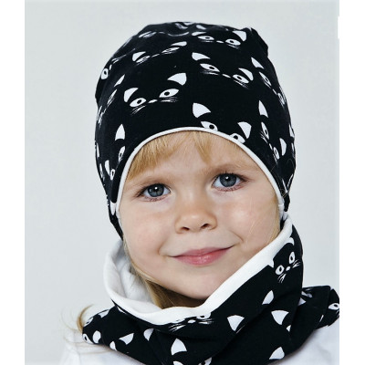 Черная шапка с изображением кошек