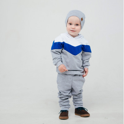 Серый спортивный костюм с капюшоном