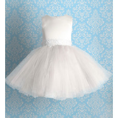 Белое праздничное платье с круживным поясом