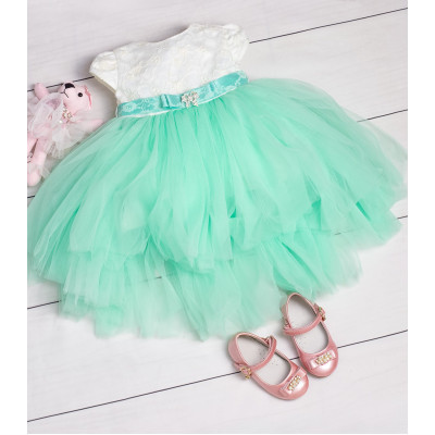 Платье мятного цвета с декоративным поясом