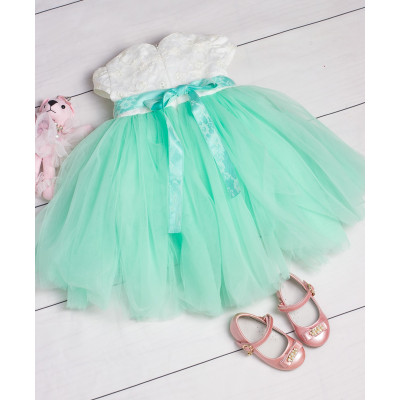 Платье мятного цвета с декоративным поясом