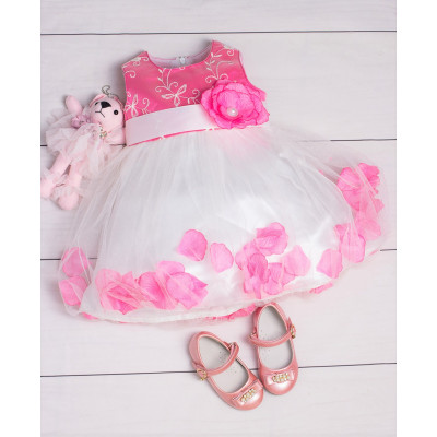 Яркое платье с лепестками роз