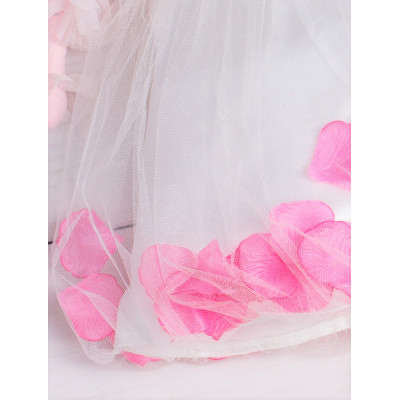 Яркое платье с лепестками роз