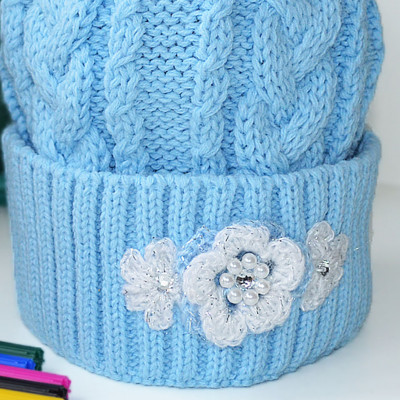 Шапка голубая с помпоном