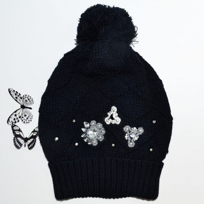Зимняя черная шапка бини с декором