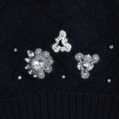 Зимняя черная шапка бини с декором