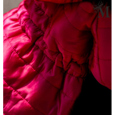 Яркая куртка с меховым капюшоном