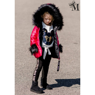 Яркая куртка с меховым капюшоном