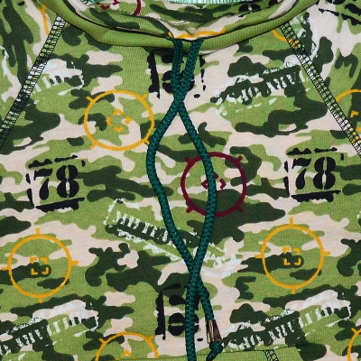 Зеленая кофта с высокой горловиной