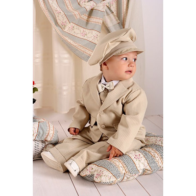 Классический костюм на мальчика бежевого цвета