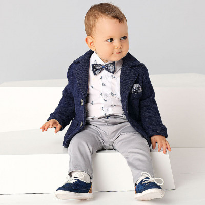 Брюки стального цвета с синим джемпером