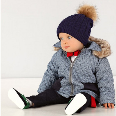 Шапка вязанная темно-синяя с меховым помпоном. 